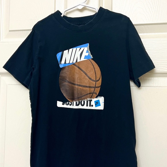 Boys Nike Black Basketball Graphic T-Shirt Size S - Picture 2 of 3
